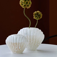Vase en verre sodocalcique soufflé à la main d'inspiration coquillage, beige moucheté, lustre nacré, blanc cannelé, design côtier moderne, décoration d'intérieur