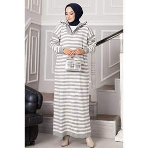 Vestido de punto de cuello alto con cremallera gris - Product Image 2