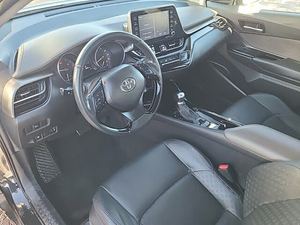 2022 Toyota C-H-R Limited Sedan FWD R17 Pneus Boîte de vitesses automatique Sièges en cuir foncé Caméra arrière Toit en alliage d'aluminium 4L - Product Image 4
