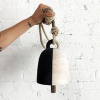 Cloche de vache en céramique rustique unique pour les intérieurs et les espaces extérieurs inspirés de la ferme avec un attrait décoratif antique