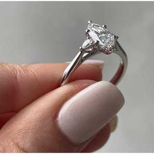 Anillo de Compromiso con Tres Diamantes Cultivados en Laboratorio, 2.5 Quilates en Total, Color EF, Claridad VS - Product Image 2
