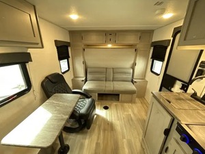 Autocaravana Coachmen C-L-I-P-P-E-R 18FQ 2024 USADA EN EXCELENTES CONDICIONES, LISTA PARA LA VENTA - Product Image 3