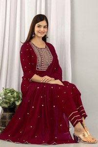Beau costume de fête avec broderie - Product Image 3