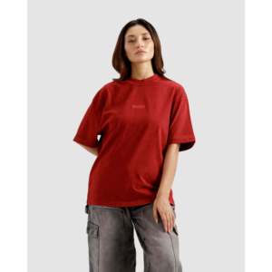 Camiseta Esencial Color Granate Lavado, 100% Algodón Transpirable, Jersey Comprimido con Impresión de Logotipo - Product Image 2