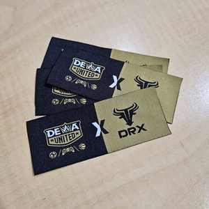 100 étiquette tissée de vêtements de marque personnalisée de haute qualité 2x5cm pli d'extrémité/pli central étiquette de tissu de vêtement Logo estampage à chaud - Product Image 2