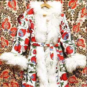 Manteau en fourrure de Suzani en coton blanc brodé à la main avec motifs floraux et mandala rouges complexes-Style bohème unique pour les femmes - Product Image 1