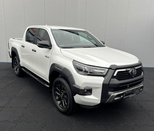 2023 para Toyota HiLux doble cabina 4x4 invencible usado AWD con asientos de cuero y dirección izquierda interior oscura - Product Image 4
