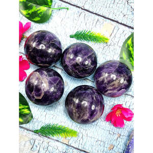 Boule artisanale en pierre d'améthyste - 2 pouces de diamètre et 215 g (0,47 lb) - UNIQUETLEMENT UNE PIÈCE - Product Image 1