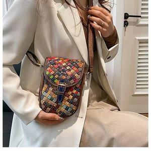 กระเป๋าสะพายข้างผู้หญิงสไตล์วินเทจทันสมัย ดีไซน์เฉพาะตัว พร้อมซิปปิด ผลิตจากวัสดุ PU เหมาะสำหรับการเดินทาง ฤดูร้อน และทุกฤดูกาล - Product Image 1