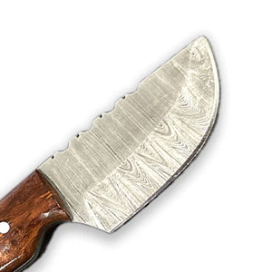 Cuchillo desollador de acero de Damasco hecho a medida para caza y pesca al aire libre con agarre y funda duraderos - Product Image 6