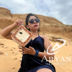 Joyero de cuero de vaca con pelo de estilo occidental hecho a mano, bonito, de viaje, esencial, almacenamiento mínimo - Product Image 1