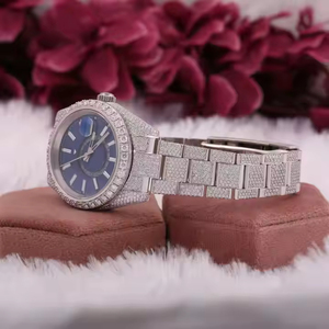 Reloj de pulsera ostentoso de lujo de alta calidad, esfera azul completamente helada, caja de acero monocromática VVS Moissanite con esfera de fecha, Trendsetters - Product Image 3
