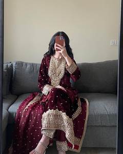 ชุดเดรสพื้นเมืองของผู้หญิงพร้อม dupatta และกางเกงแนบ - Product Image 2