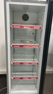 Refrigerador de exhibición de bebidas de refrigeración por aire de temperatura única con puerta de vidrio vertical comercial de 265 L para bebidas - Product Image 5