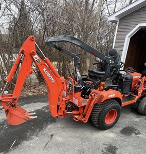 Tractor compacto Kubota BX23 con cargador frontal, retroexcavadora, cortacésped eficiente, equipo agrícola en venta. - Product Image 3