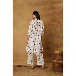 Conjunto de Kurta Clásico con Estampado de Puntos Blancos, Tela Crepé, Manga Tres Cuartos, Blusa de Uso Diario con Decoración de Abertura Lateral - Product Image 3