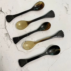 Cuillère en corne de buffle naturelle, fabriquée à la main et polie, parfaite pour servir des épices, des condiments ou pour une utilisation décorative sur la table, de haute qualité - Product Image 1
