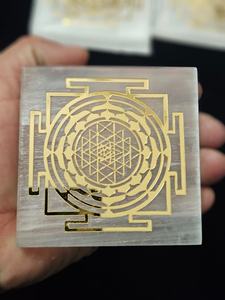 Sous-verre carré en sélénite naturelle de qualité supérieure avec autocollant symbole doré Shree Yantra, cadeau de recharge, plaque d'équilibrage des chakras - Product Image 2