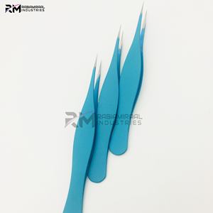 Pinza para cejas RMI Frowzy con recubrimiento en polvo de color y punta plateada, nuevo diseño puntiagudo. - Product Image 6