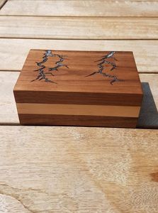 กล่องเก็บเครื่องประดับไม้มะม่วงขัดเงาทรงสี่เหลี่ยมขนาดใหญ่ แข็งแรง ทนทาน ลายแกะสลักธีมความรัก สไตล์วินเทจ งานฝีมือไม้สลักลาย  พร้อมบานพับ - Product Image 4