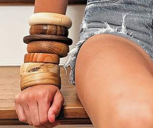 Colección de Brazaletes de Madera Maciza Natural Impermeables, Joyería Étnica Artesanal, Colores Personalizados para Mujer, Suministro de Exportación al por Mayor - Product Image 4