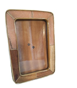 Cadre photo artisanal en bois et résine avec incrustation de laiton et os naturel - Product Image 1