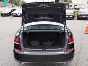 Faible kilométrage 2023 Volkswagen Passa-t 2.0T SE FWD avec jantes en alliage Sièges en cuir Système de navigation Démarrage à distance Toit ouvrant - Product Image 4