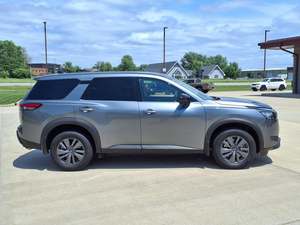 Nuevo/Usado 2024 Nissan Pathfinder S 4WD SUV Usado con Asientos de Cuero, Transmisión Automática, Motor Turbo, Cámara Trasera de 360° - Product Image 4