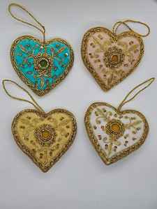 Venta al por mayor de adornos navideños colgantes festivos, bonitos adornos en forma de corazón personalizados con gráficos bordados - Product Image 2