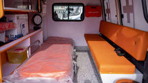 รถตู้พยาบาลโตโยต้าแลนด์ครุยเซอร์มือสอง สภาพดี บำรุงรักษาอย่างดี - Product Image 4