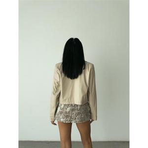 Chaqueta Corta de Cuero Beige para Mujer con un Solo Botón - Product Image 6