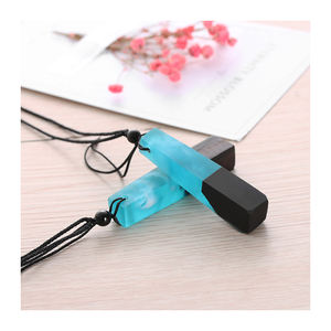 Bijoux en bois et résine pour femme, conception Unique, collier de type pendentif, vente en gros - Product Image 1