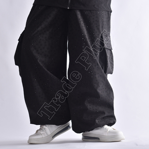 Pantalon de neige imperméable noir personnalisé avec motif moucheté, taille à cordon de serrage, tissu imperméable et poignets élastiques pour usage unisexe - Product Image 4