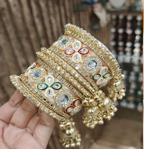 กำไลทองเหลืองแบบกว้าง ชุดชูราประดับด้วยหินคันดัน ไข่มุก และงานเคลือบ พร้อมจี้ห้อยแบบจูมก้า สไตล์ดั้งเดิม มีจำหน่ายในราคาขายส่ง - Product Image 1