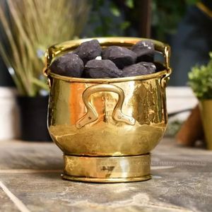 Cubo de carbón de latón con construcción robusta, perfecto para colocar junto a una estufa de hierro fundido o una chimenea de ladrillo tradicional - Product Image 5