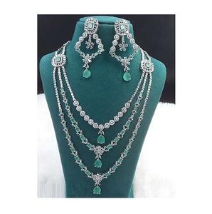 Fournisseur indien propose un ensemble de bijoux en laiton élégant comprenant un collier tendance et des boucles d'oreilles pour les détaillants de boutiques à bas prix - Product Image 2