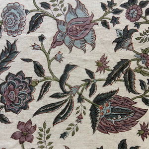 Tela de Algodón Estampada a Mano con Diseño Floral Botánico Vintage sobre Base Natural - Product Image 4