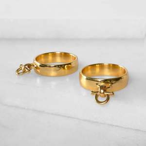 Rond de serviette en métal poli brillant serti d'un diamant comme du cristal intégré pour la décoration de dîner de luxe - Product Image 1