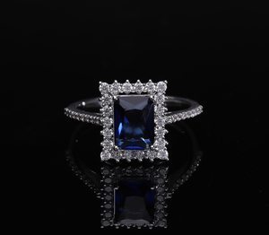 แหวนทองคำ14K ทรงสี่เหลี่ยมสีฟ้าตรงกลางพร้อม VVS F ทำจากเพชรวงฮาโลเจนประดับงานแต่งงานงานหมั้นแบบหรูหรา - Product Image 2