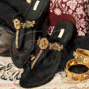 Calzado Kolhapuri Hecho a Mano con Detalles Hermosos, Flores Intrincadamente Adornadas, Parte Superior de Gamuza y Terciopelo - Product Image 4
