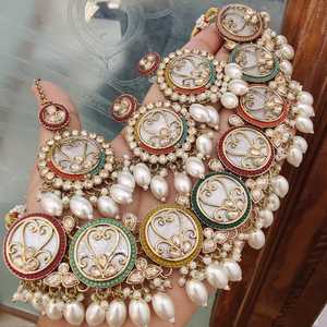 Conjunto de collar de gargantilla de latón perla elegante de último diseño de tendencia con pendientes y Maang Tikka para bodas y ocasiones festivas - Product Image 1