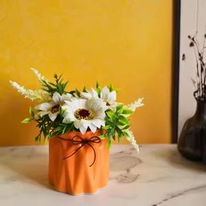 Vase à fleurs en céramique orange de style unique Vases de bureau en porcelaine pour la décoration de la maison magnifiquement fabriqués par un fournisseur indien - Product Image 4