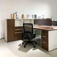Bureau de travail moderne en bois pour deux personnes, plan ouvert, avec armoire de rangement à tiroirs sur pied