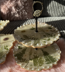 Support à gâteau en résine de conception Laster, rond et à 2 étages, style de service, résine blanche, support à gâteau et à dessert fait à la main - Product Image 1