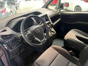 Toyota Voxy Mini Wagon 2022 d'occasion, boîte automatique, intérieur foncé, sièges en cuir, pneus R17, essence, conduite à droite - Product Image 3