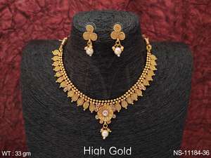 Ensemble de colliers de bijoux antiques de style fantaisie plaqué or - Product Image 3