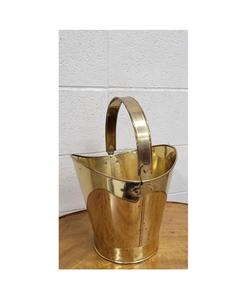 Cubo de carbón de latón curvo y alto adecuado para entornos de chimenea de campo y espacios de vida inspirados en el patrimonio - Product Image 6