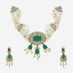 Ensemble collier et boucles d'oreilles en zircon pour femme 188644 - Design victorien à pompons, pierre verte, bijoux élégants et raffinés - Product Image 1