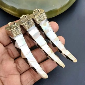 Pendentif en corne de buffle naturel et écologique avec travail artisanal en laiton et style amour - Product Image 1