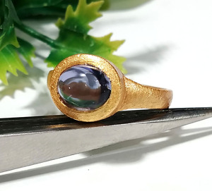 Anillo de Iolita Chapado en Oro con Forma Ovalada, Engaste de Collet Hecho a Mano, Anillo de Piedra Chapado en Oro, Regalo para Novia - Product Image 6